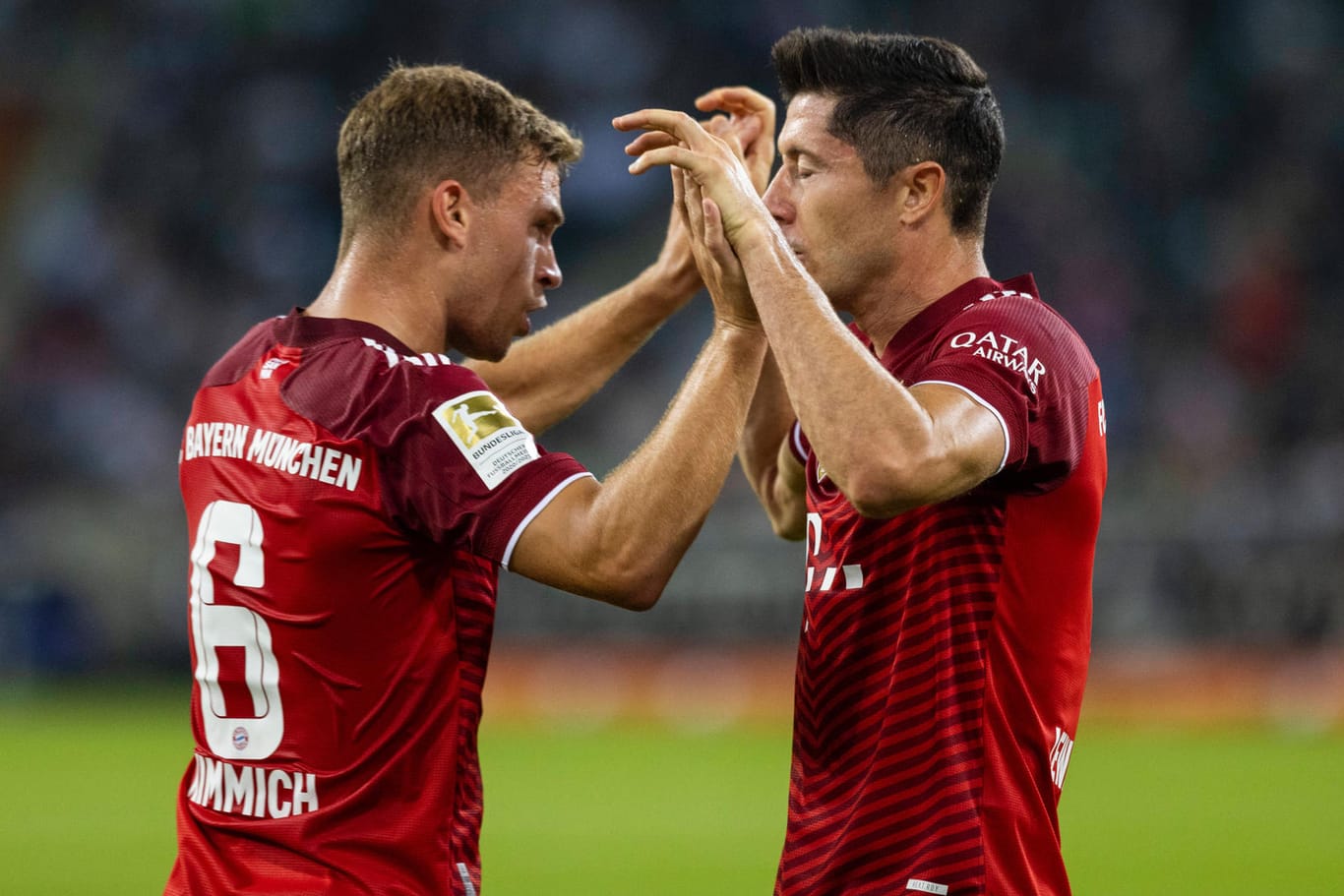 Joshua Kimmich (l.) und Robert Lewandowski: Die Bayern-Spieler bei einem Jubel auf dem Platz.
