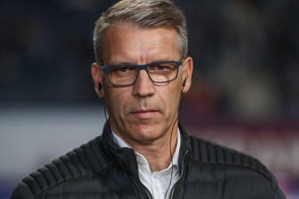 Peter Knäbel: Der Sportvorstand von Schalke 04 zeigt trotz Corona-Erkrankung keine Symptome.