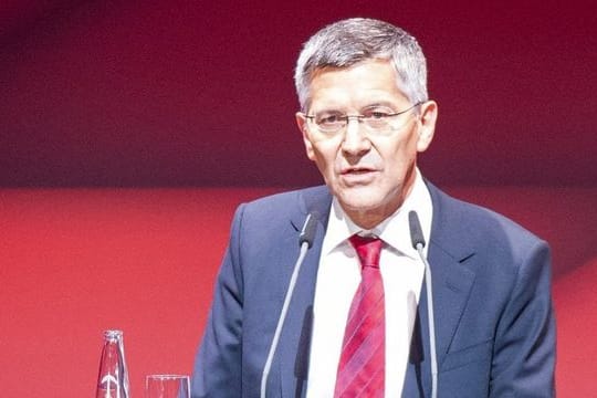 Hat die unterschiedliche Zuschauerbeschränkung in Fußballstadien aufgrund der weiter grassierenden vierten Corona-Welle kritisiert: Bayern-Präsident Herbert Hainer.