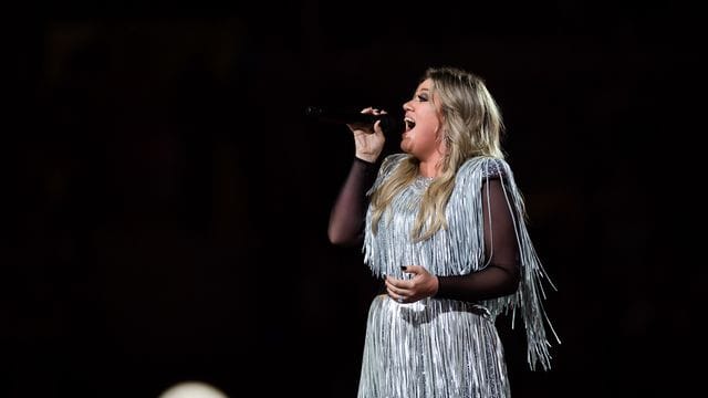 Kelly Clarkson feiert Weihnachten mit "When Christmas Comes Around.