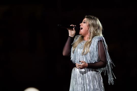 Kelly Clarkson feiert Weihnachten mit "When Christmas Comes Around.