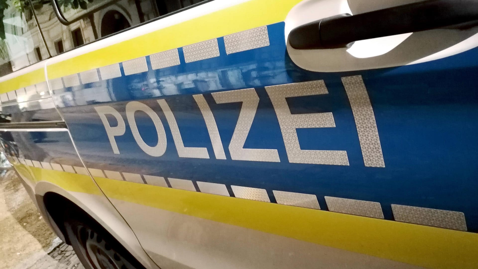 Fahrzeug der Polizei Berlin (Symbolbild): Der Täter konnte flüchten.