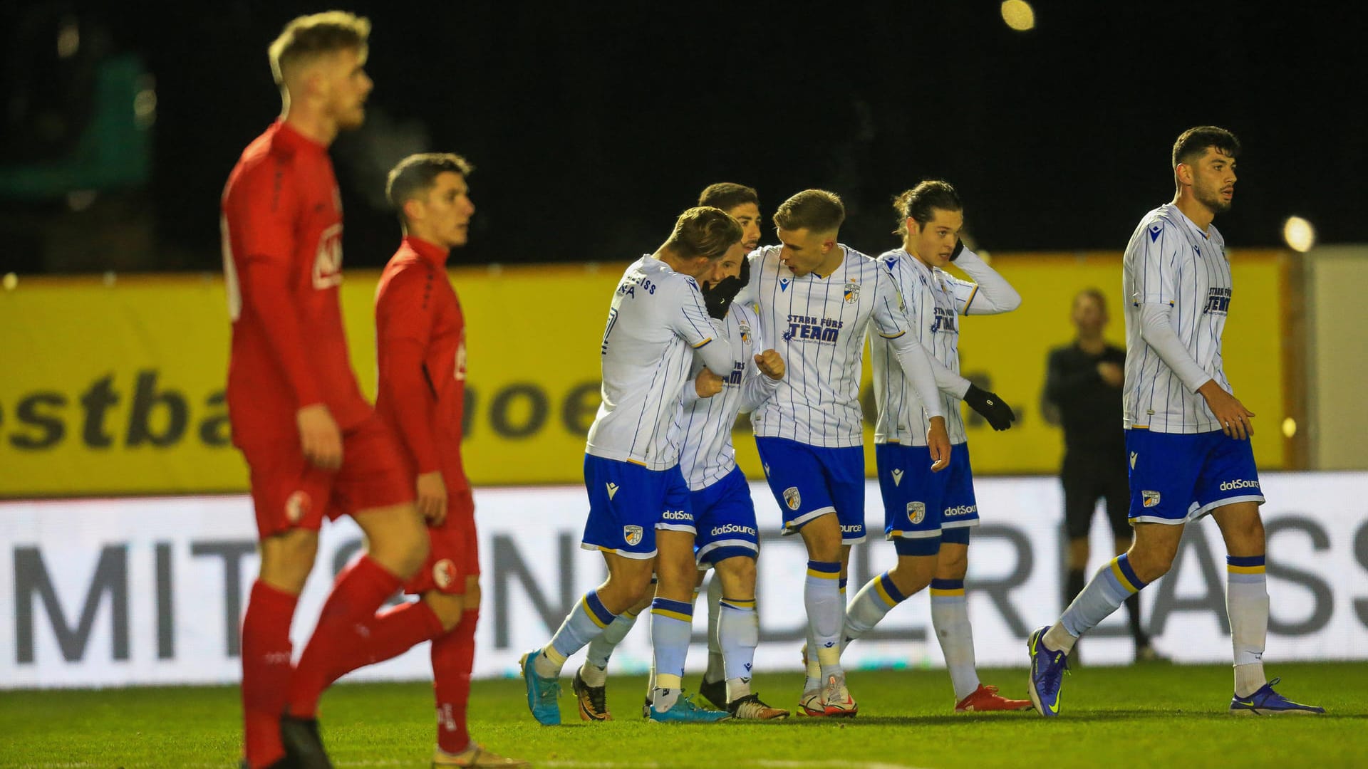 Jena jubelt: Das Spiel gegen den Berliner AK gewannen die Thüringer mit 2:0, anschließend brachen zwei der Berliner zusammen.