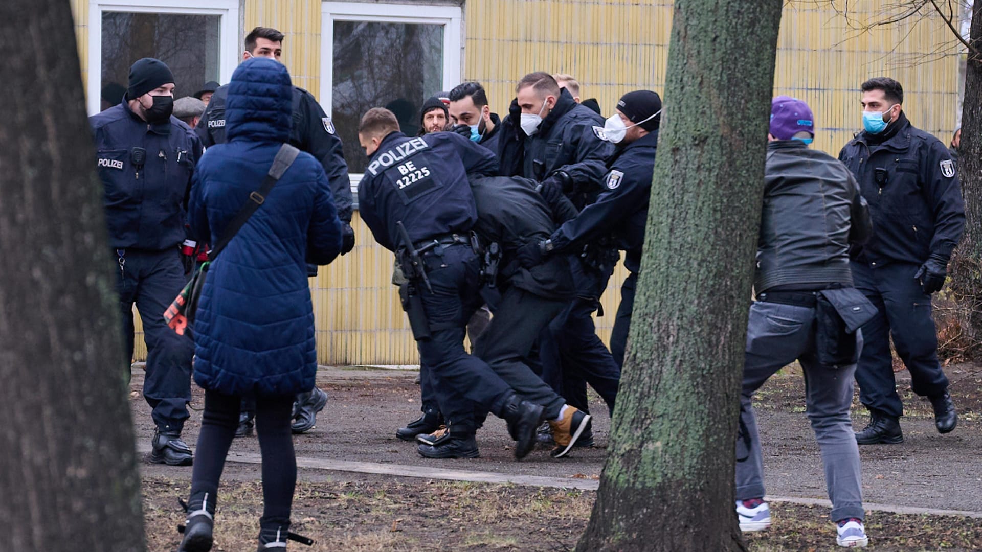 Ein Demonstrant wird von Polizisten neben der Karl-Marx-Allee festgesetzt: Auf der Demonstration kommt es zu Ausschreitungen.