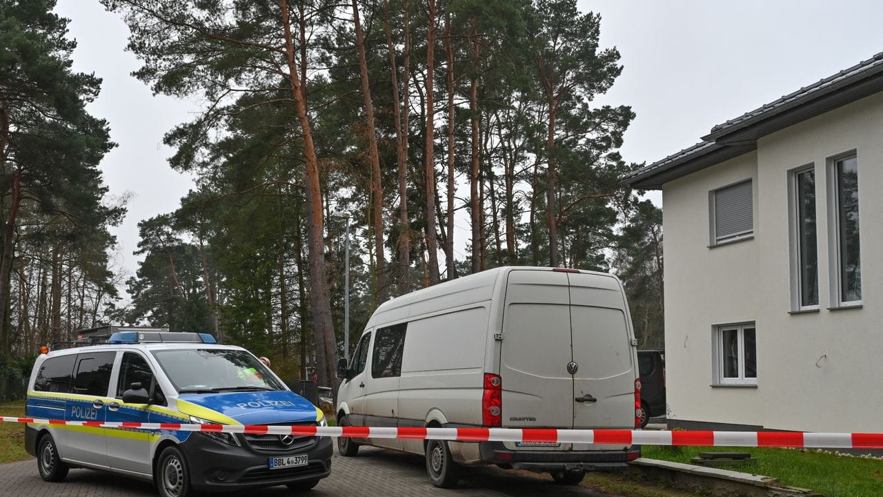 Die Polizei hat ein Einfamilienhaus in Königs Wusterhausen abgesperrt.