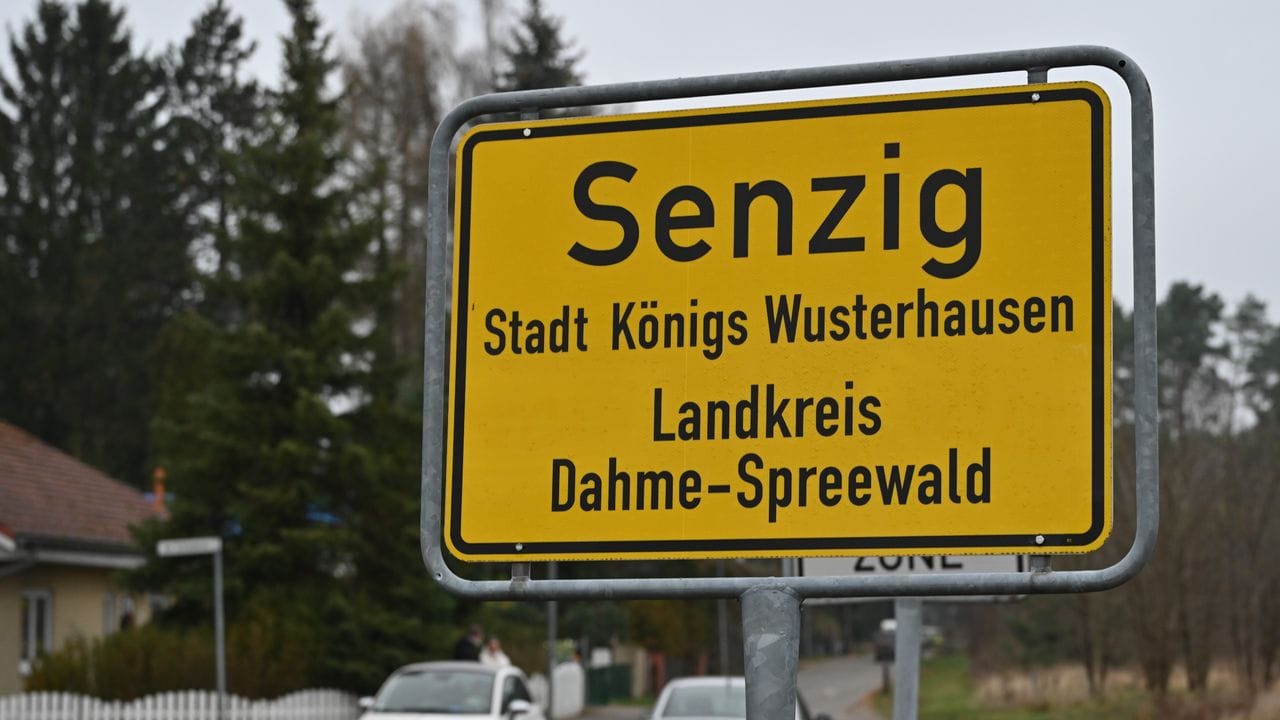 Das Ortseingangsschild von Senzig, einem Ortsteil der Stadt Königs Wusterhausen in Brandenburg.