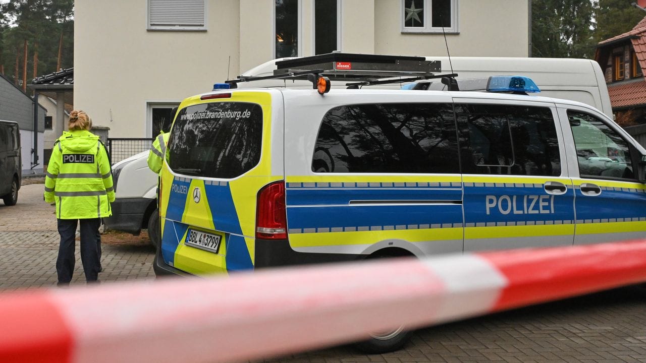 Ein Polizeiwagen am Einsatzort im Landkreis Dahme-Spreewald.
