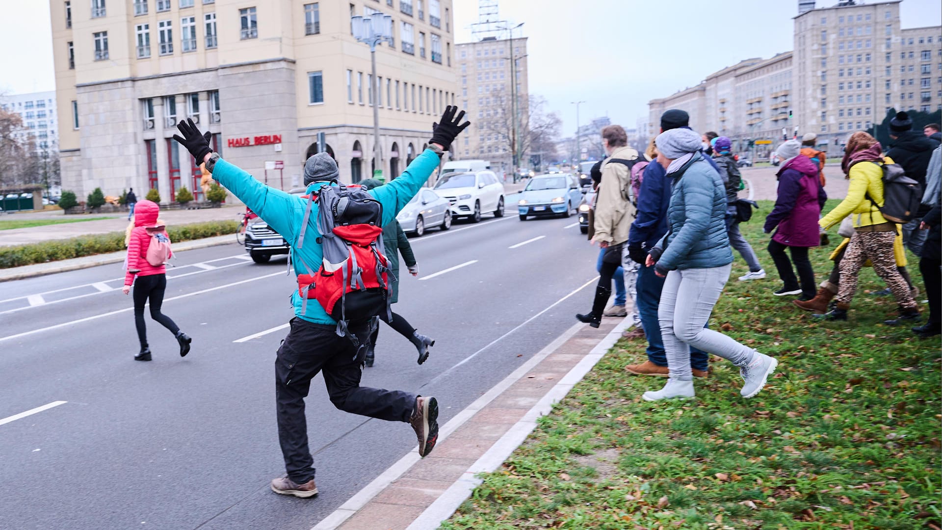 Demonstrantinnen und Demonstranten gegen die Corona-Impfungen und -Regelungen rennen auf die Karl-Marx-Allee: Die Veranstaltung war von den Behörden untersagt worden.