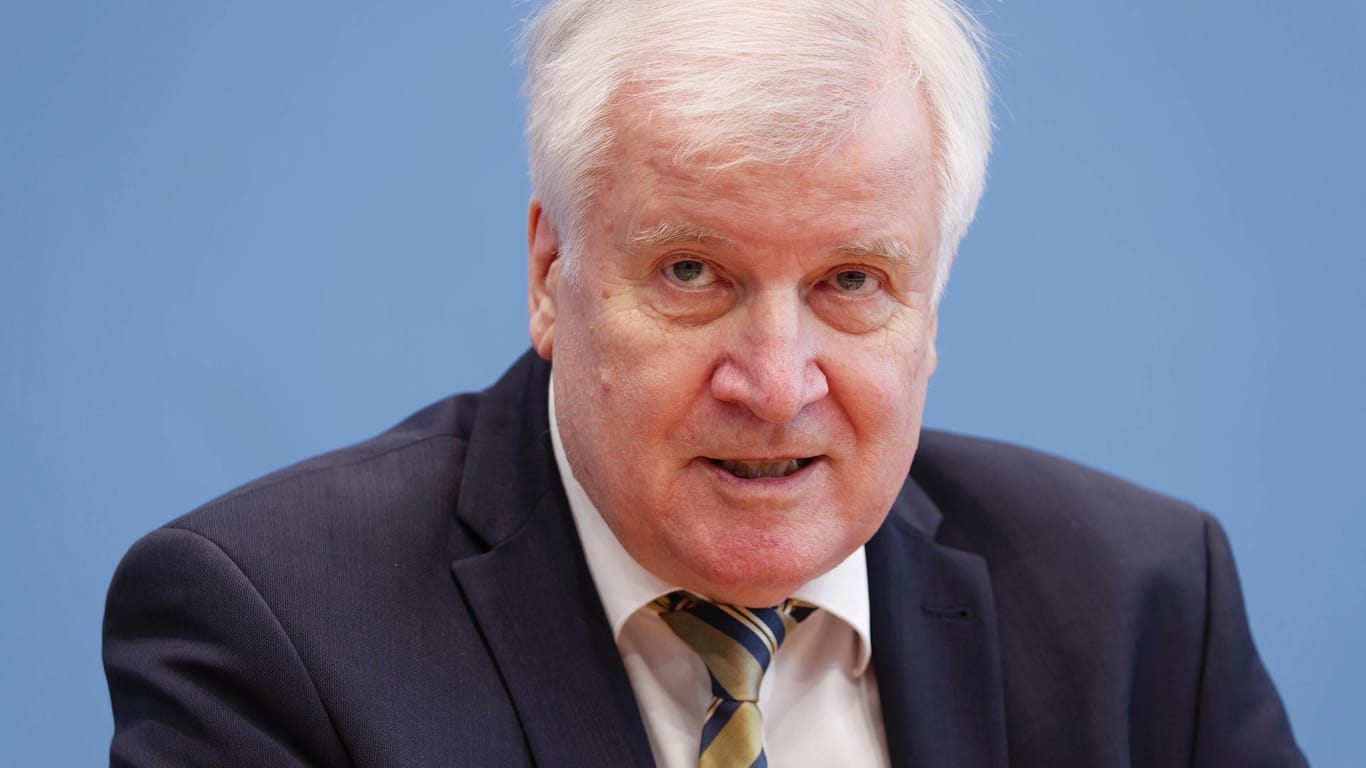 Horst Seehofer: Der Innenminister findet klare Worte zum Aufzug in Sachsen.