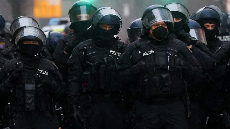 Polizisten bei einer Demonstration gegen das Coronavirus in Frankfurt: Die Teilnehmenden der Demonstrationen hielten sich nicht an die Corona-Maßnahmen.
