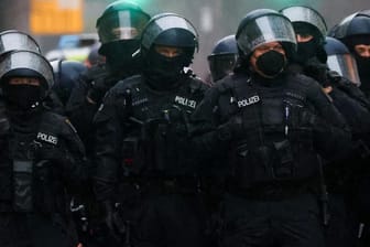 Polizisten bei einer Demonstration gegen das Coronavirus in Frankfurt: Die Teilnehmenden der Demonstrationen hielten sich nicht an die Corona-Maßnahmen.