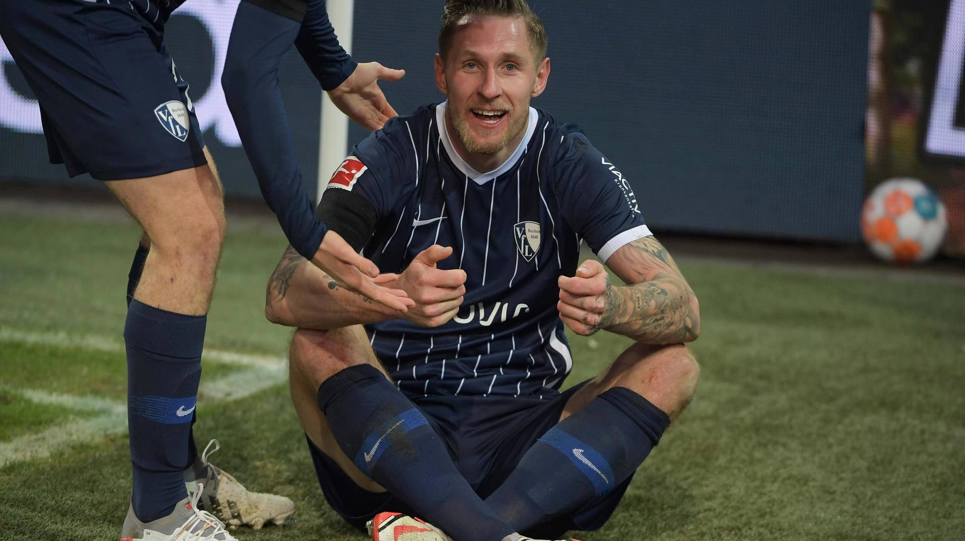 Wie an der Playstation: Sebastian Polter erzielte zwei Treffer in Augsburg. Wie an der Playstation: Sebastian Polter erzielte zwei Treffer in Augsburg.