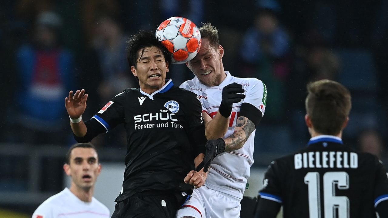Kölns Ondrej Duda (r) kommt vor dem Bielefelder Masaya Okugawa an den Ball.