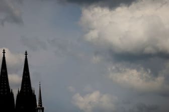 Blick auf den Dom (Symbolbild): Für die "Sicherstellung der Ansprüche der Betroffenen" stellt das Erzbistum Köln Geld bereit.
