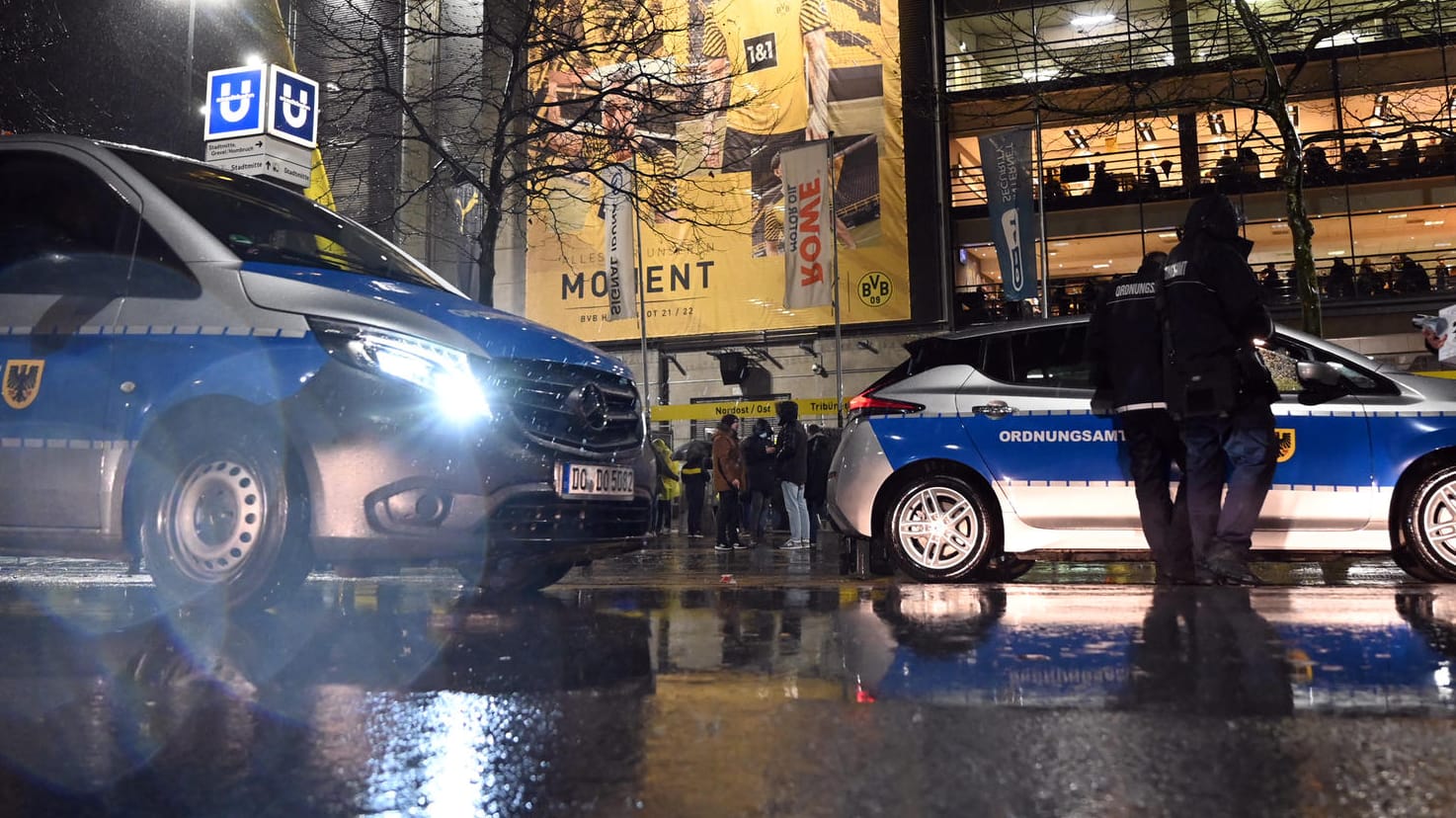 Einsatzkräfte vor dem Signal Iduna Park: Vor dem Bundesliga-Topspiel kam es zu einem Zwischenfall. Einsatzkräfte vor dem Signal Iduna Park: Vor dem Bundesliga-Topspiel kam es zu einem Zwischenfall.