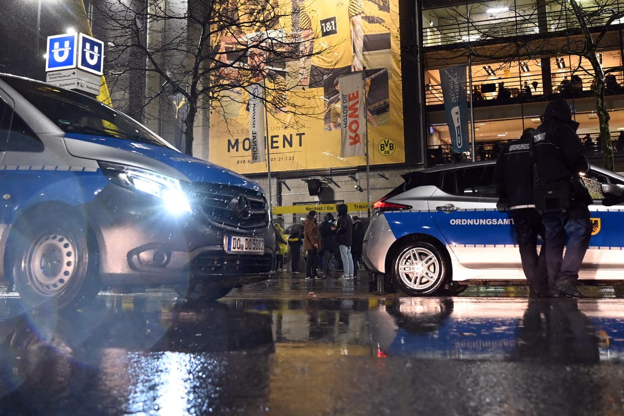 Einsatzkräfte vor dem Signal Iduna Park: Vor dem Bundesliga-Topspiel kam es zu einem Zwischenfall.