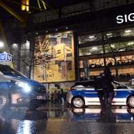 Einsatzkräfte vor dem Signal Iduna Park: Vor dem Bundesliga-Topspiel kam es zu einem Zwischenfall.