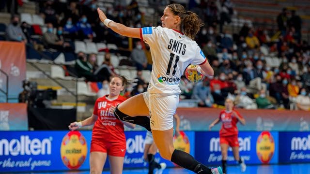 Deutschlands Xenia Smits beim Torwurf.