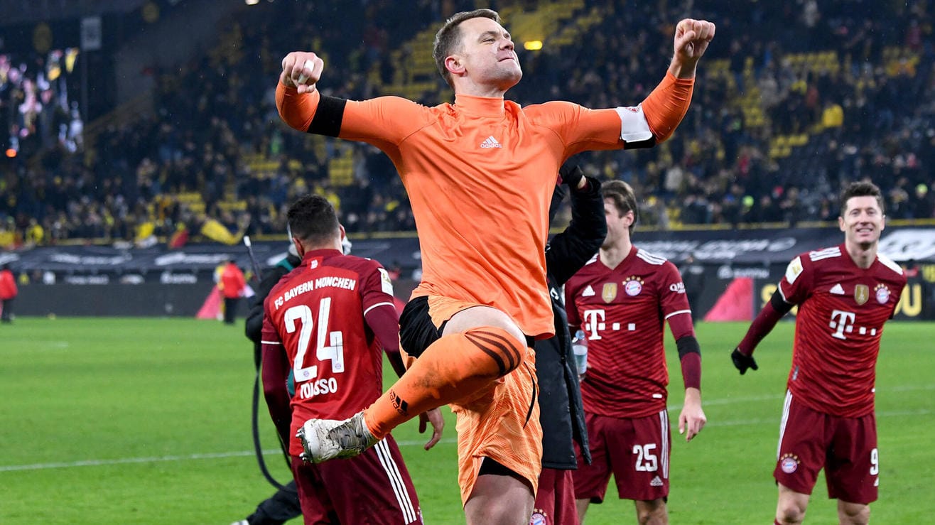 Luftsprung: Bayern-Keeper Manuel Neuer freute sich nach dem Sieg in Dortmund ausgelassen.