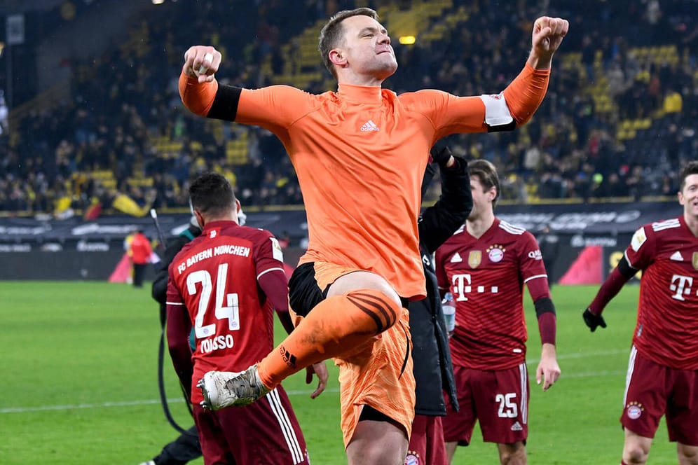 Luftsprung: Bayern-Keeper Manuel Neuer freute sich nach dem Sieg in Dortmund ausgelassen.