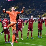 Luftsprung: Bayern-Keeper Manuel Neuer freute sich nach dem Sieg in Dortmund ausgelassen.