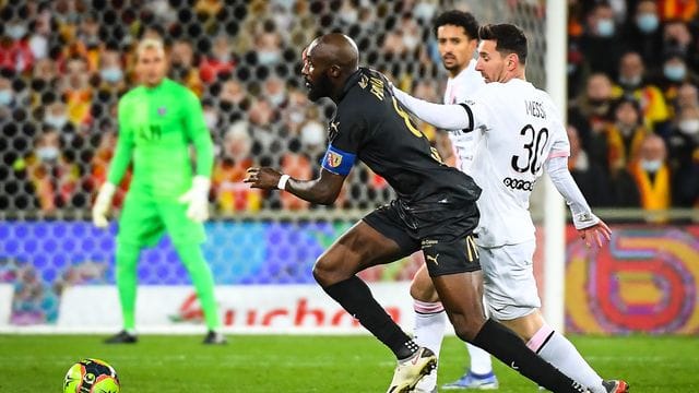 PSG-Superstar Lionel Messi (r) im Zweikampf mit Seko Fofana von Lens. PSG-Superstar Lionel Messi (r) im Zweikampf mit Seko Fofana von Lens.