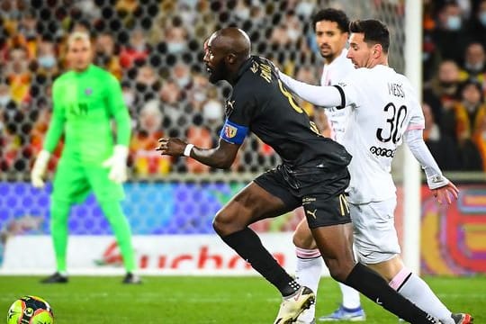 PSG-Superstar Lionel Messi (r) im Zweikampf mit Seko Fofana von Lens.