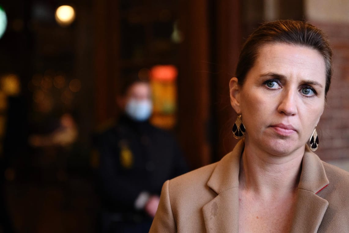 Die dänische Staatsministerin Mette Frederiksen spricht zu Journalisten (Archivbild): Sie wurde beim Shoppen ohne Maske gefilmt.