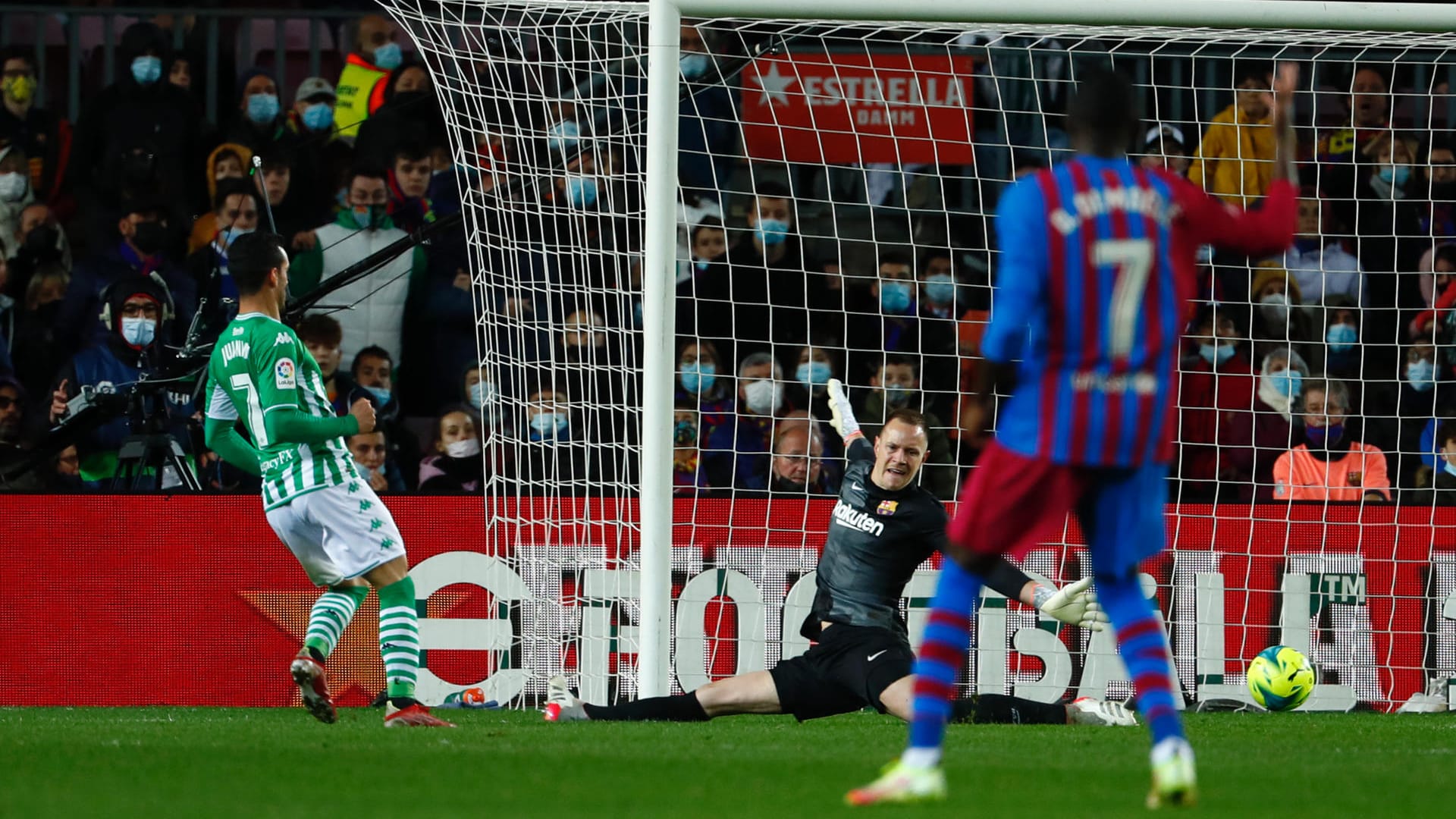 Juanmi (l) von Betis Sevilla erzielt gegen Torhüter Marc-Andre ter Stegen vom FC Barcelona das Siegtor. Juanmi (l) von Betis Sevilla erzielt gegen Torhüter Marc-Andre ter Stegen vom FC Barcelona das Siegtor.