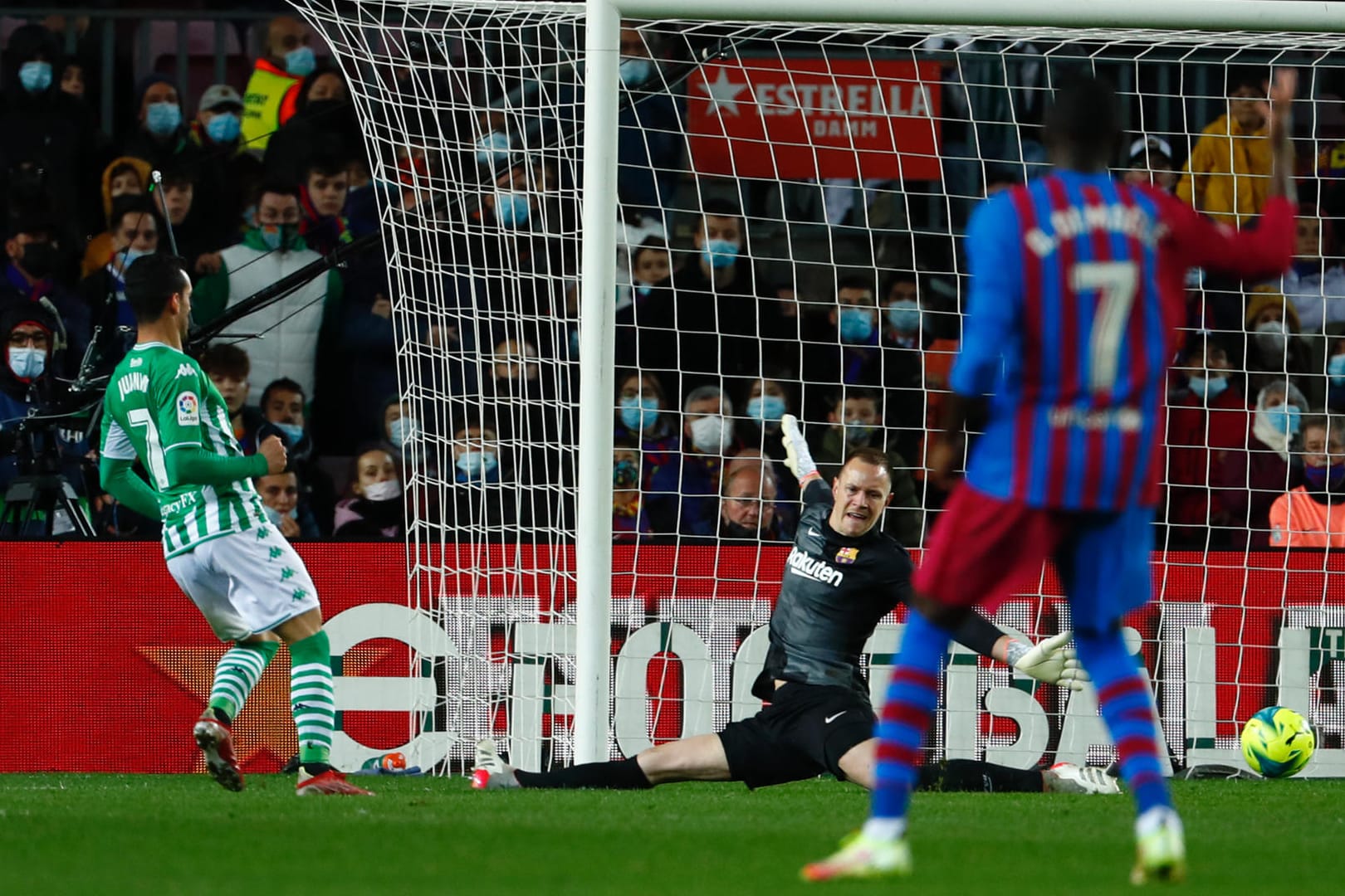 Juanmi (l) von Betis Sevilla erzielt gegen Torhüter Marc-Andre ter Stegen vom FC Barcelona das Siegtor.