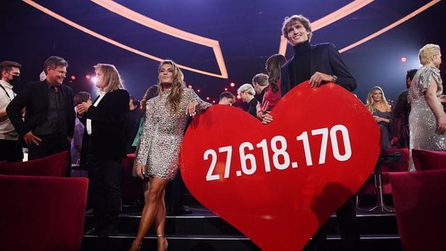 Sophia Thomalla und Tennisspieler Alexander Zverev dürfen die stolze Spendensumme präsentieren.