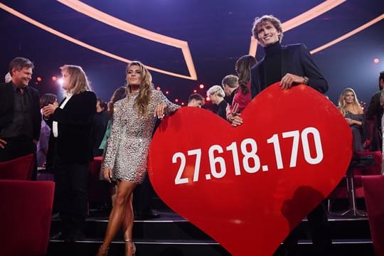 Sophia Thomalla und Tennisspieler Alexander Zverev dürfen die stolze Spendensumme präsentieren.