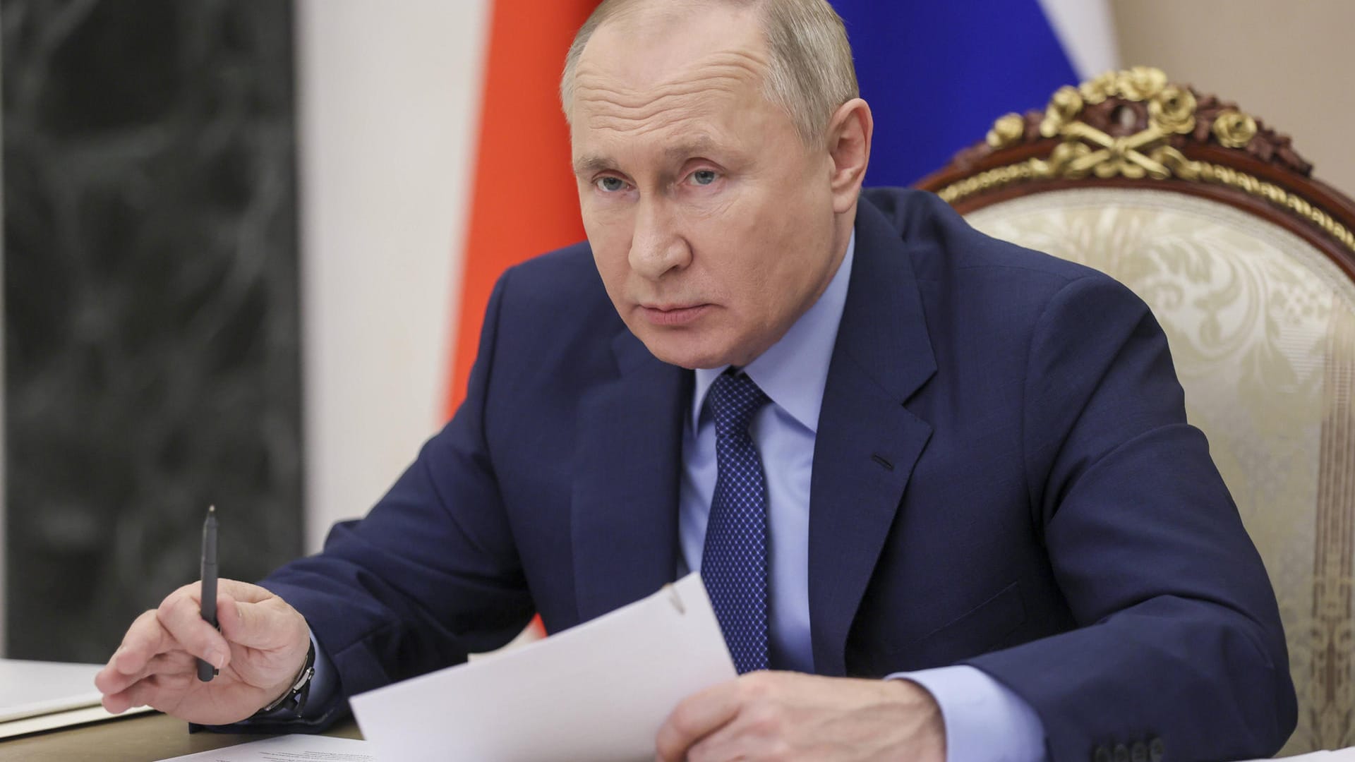 Wladimir Putin sitzt an seinem Schreibtisch (Archivbild): Er will mit seinem US-Amtskollegen auch über den Ukraine-Konflikt sprechen. Wladimir Putin sitzt an seinem Schreibtisch (Archivbild): Er will mit seinem US-Amtskollegen auch über den Ukraine-Konflikt sprechen.