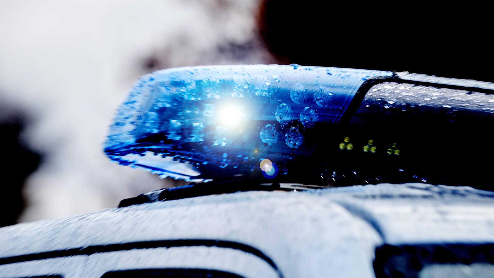 Ein Blaulicht eines Polizeifahrzeugs (Symbolbild): Das Auto eines Toten hat bei Wesenberg einen Unfall verursacht. Ein Blaulicht eines Polizeifahrzeugs (Symbolbild): Das Auto eines Toten hat bei Wesenberg einen Unfall verursacht.