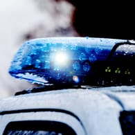 Ein Blaulicht eines Polizeifahrzeugs (Symbolbild): Das Auto eines Toten hat bei Wesenberg einen Unfall verursacht.