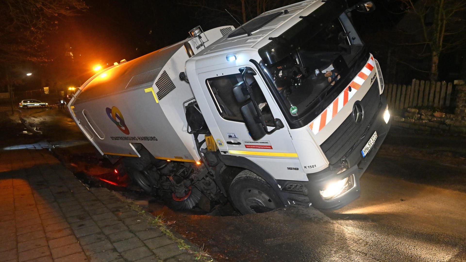 Das Großkehrfahrzeug der Stadtreinigung Hamburg: Es sackte in die Straße ein und blieb stecken. Das Großkehrfahrzeug der Stadtreinigung Hamburg: Es sackte in die Straße ein und blieb stecken.