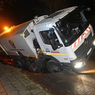 Das Großkehrfahrzeug der Stadtreinigung Hamburg: Es sackte in die Straße ein und blieb stecken.