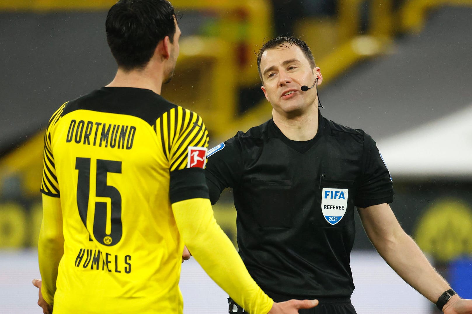 Felix Zwayer (r.) und Mats Hummels: Der Schiedsrichter entscheid auf Handelfmeter nach einer Ellbogen-Berührung des Balls durch den BVB-Spieler.