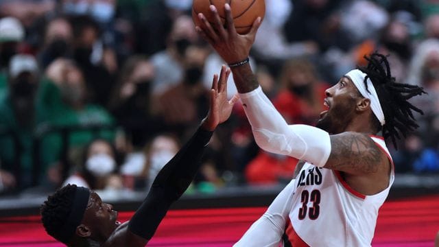Dennis Schröder (l) steuerte 31 Punkte zum Celtics-Sieg gegen Portland bei.