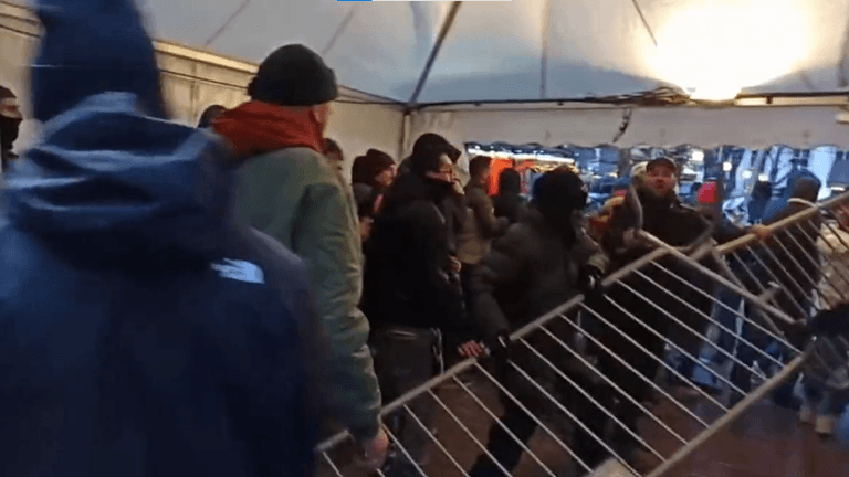 Demonstranten verschaffen sich gewaltsam Zutritt zum Weihnachtsmarkt: In dem Zelt sollte der 3G-Status überprüft werden.