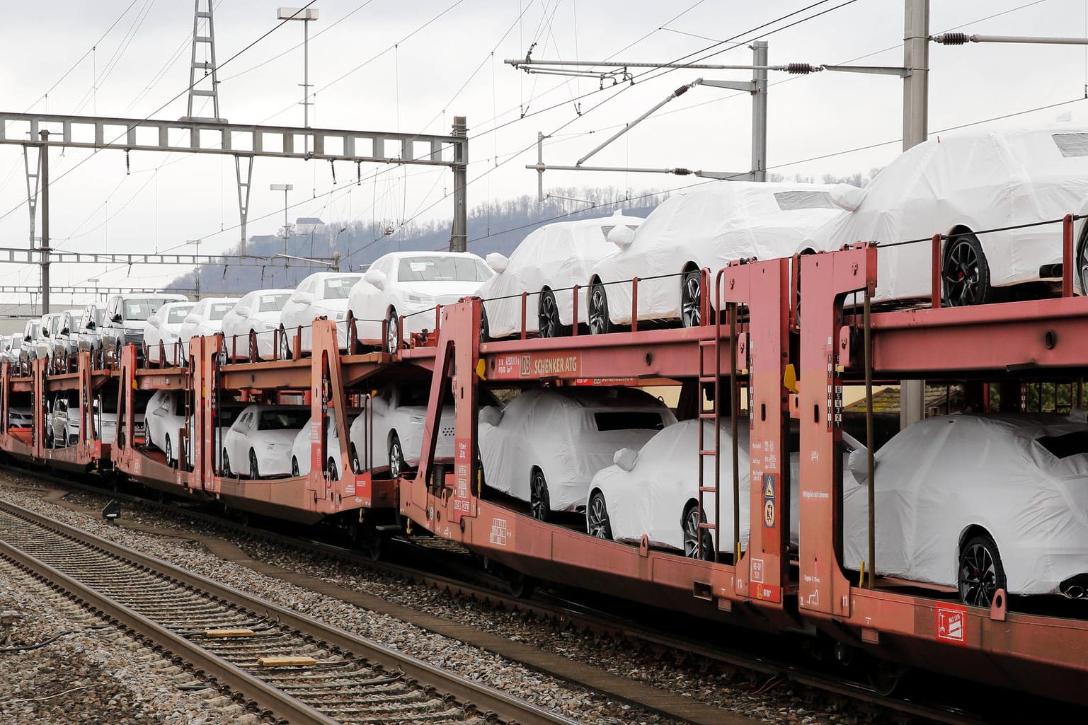 Transport eines raren Gutes: Ein mit Neuwagen beladener Güterzug.