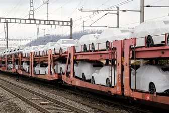 Transport eines raren Gutes: Ein mit Neuwagen beladener Güterzug.