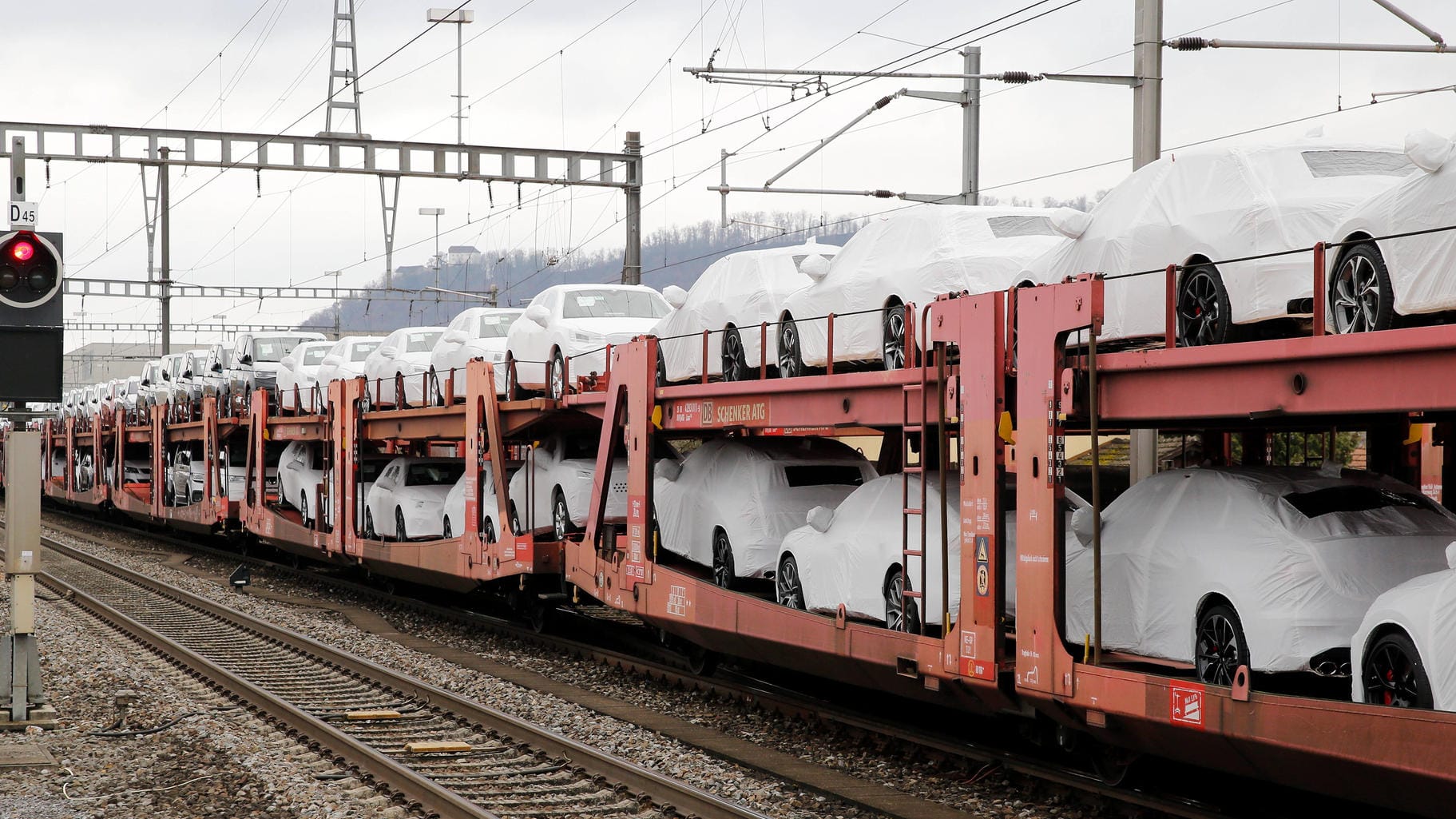 Transport eines raren Gutes: Ein mit Neuwagen beladener Güterzug.