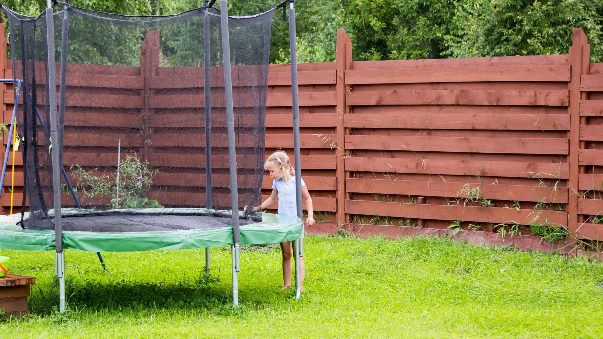 Mädchen an einem Trampolin (Symbolbild): Die Stadt argumentiert damit, dass das Trampolin die Fläche versiegeln würde. Mädchen an einem Trampolin (Symbolbild): Die Stadt argumentiert damit, dass das Trampolin die Fläche versiegeln würde.