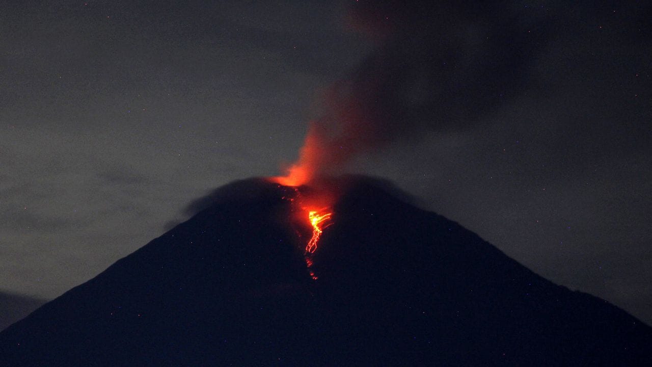 Der Vulkan Semeru auf der indonesischen Insel Java ist wieder aktiv.