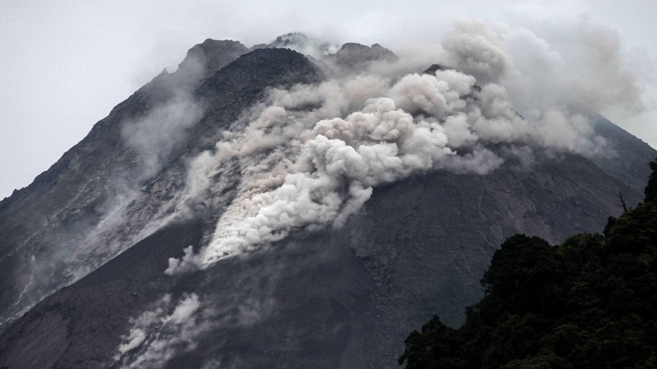 Der Vulkan Semeru spukt Rauch und Asche aus.
