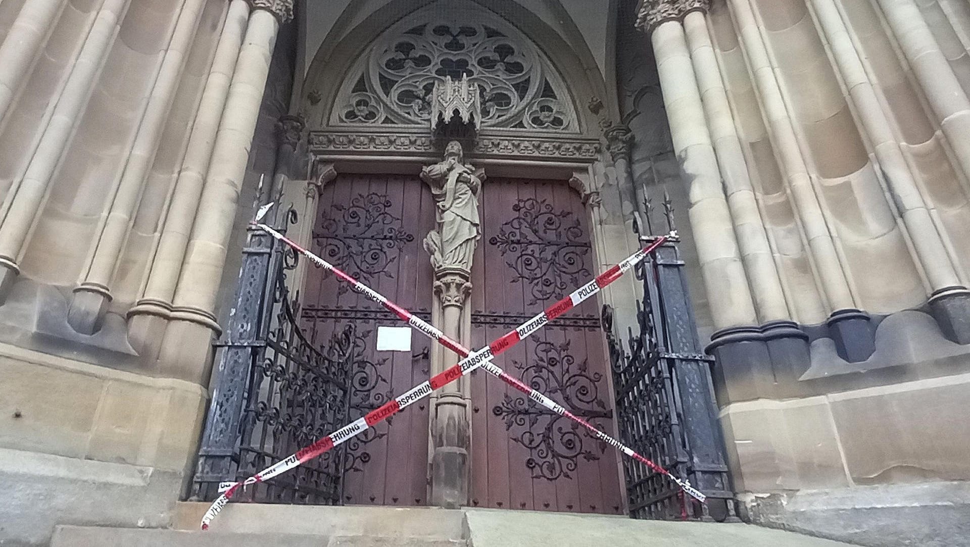 Der Eingang der Kirche ist mit Polizei-Flatterband abgesperrt: Die Polizei bittet um Zeugenhinweise, um die Täter zu finden. Der Eingang der Kirche ist mit Polizei-Flatterband abgesperrt: Die Polizei bittet um Zeugenhinweise, um die Täter zu finden.