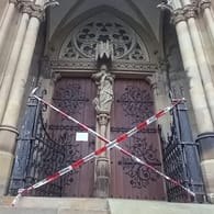 Der Eingang der Kirche ist mit Polizei-Flatterband abgesperrt: Die Polizei bittet um Zeugenhinweise, um die Täter zu finden.