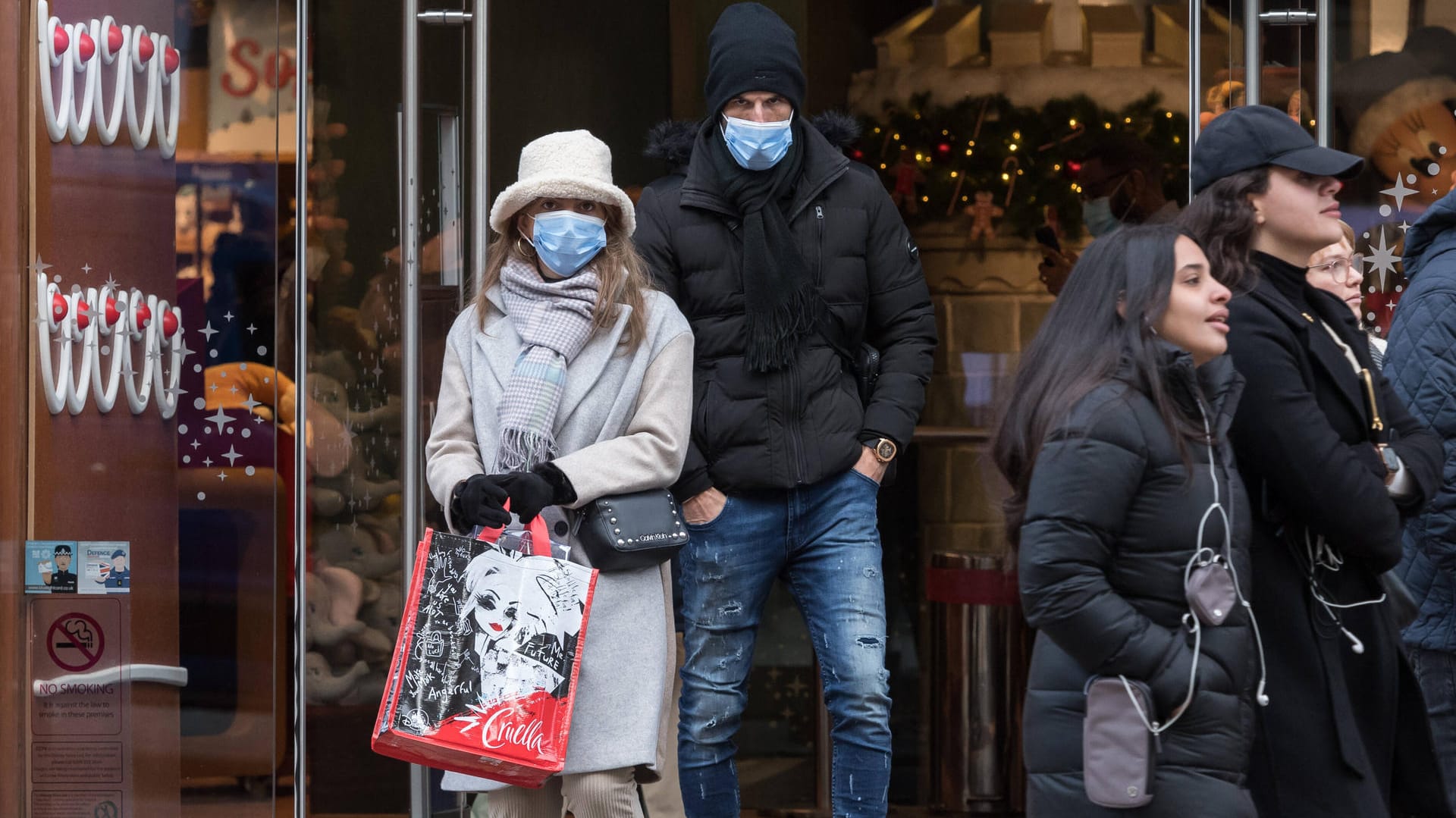 Weihnachts-Shopping in London (Symbolbild): In Großbritannien drohen zum Weihnachtsfest Engpässe. Weihnachts-Shopping in London (Symbolbild): In Großbritannien drohen zum Weihnachtsfest Engpässe.