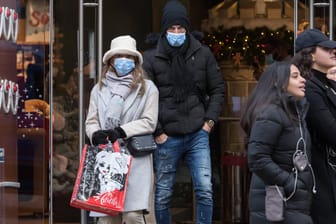 Weihnachts-Shopping in London (Symbolbild): In Großbritannien drohen zum Weihnachtsfest Engpässe.